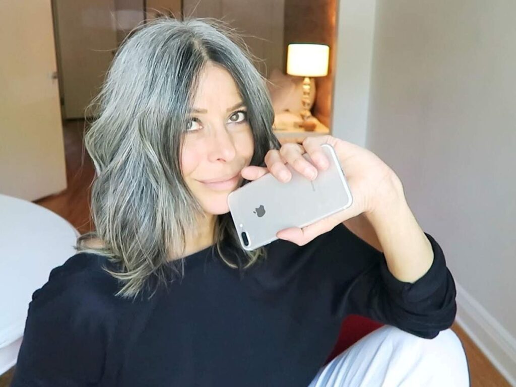 Quelles sont les causes des cheveux gris dans la vingtaine ?